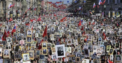 Ciudadanos portan retratos de sus parientes en San Petersburgo (Rusia).