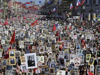 Ciudadanos portan retratos de sus parientes en San Petersburgo (Rusia).