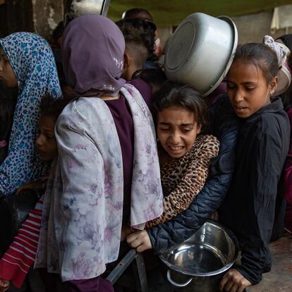 Gaza City (-), 21/05/2025.- Hundreds of displaced Palestinians gather outside the Sokar Charity Kitchen in Gaza City to receive limited food rations,21 May, 2025. Kitchen officials say their stocks ran out today due to the suspension of humanitarian aid entering the Gaza Strip. EFE/EPA/HAITHAM IMAD