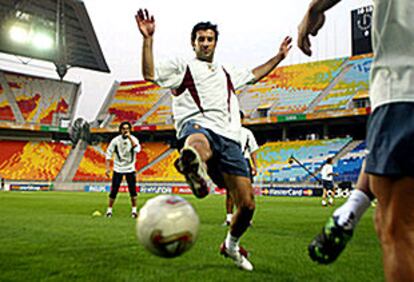 Figo juega al rondo durante el entrenamiento portugués de ayer.