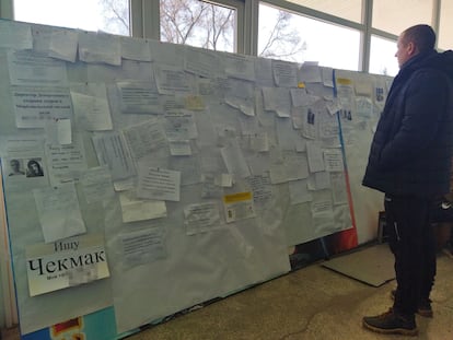 Un hombre miraba el tablón de anuncios donde las personas que han huido de Mariupol buscan noticias sobre sus familiares y amigos desaparecidos.