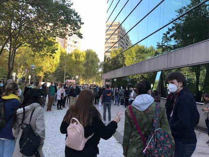 Un grupo de docentes asisten a un acto público del Sepe donde ofertaban plazas de maestro de inglés.