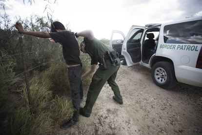 Agente da Polícia de Fronteira revista imigrante sem documentos em Roma, Texas.