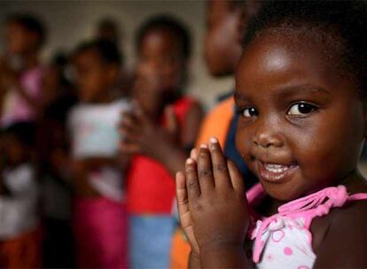 Una niña participa en un juego en el orfanato &#39;Fuente de amor&#39; de Johannesburgo, en Sudáfrica. En este centro viven 168 huérfanos de padres que murieron de enfermedades relacionadas con el VIH. Muchos de ellos son seropositivos y todos.