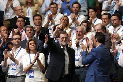 El expresidente del Gobierno Mariano Rajoy (c), junto a la exministra de Defensa María Dolores de Cospedal (2i), es aplaudido a su llegada al congreso.