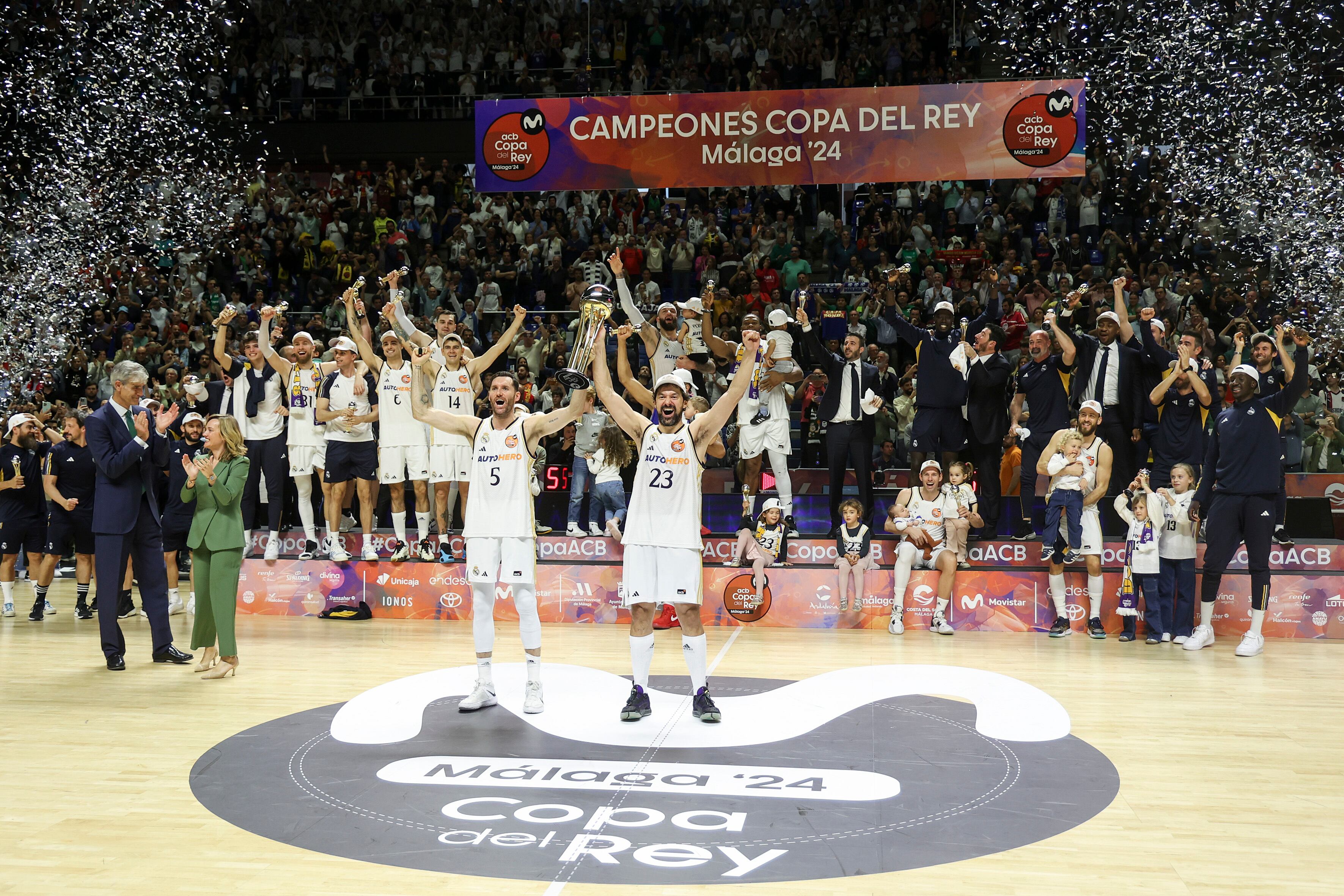 Los jugadores del Real Madrid celebran la victoria ante el Barcelona.