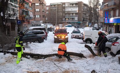 Varios bomberos junto a una de las furgonetas 4x4 durante el temporal Filomena, en enero.