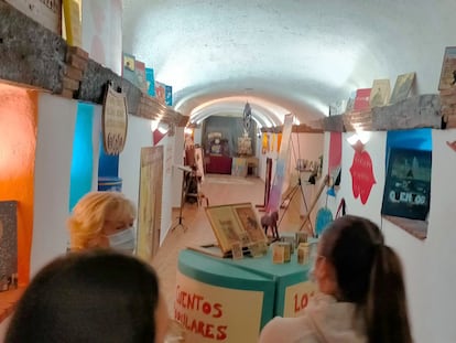 Interior de la Cueva de los cuentos en Cúllar, Granada, en noviembre 2021.