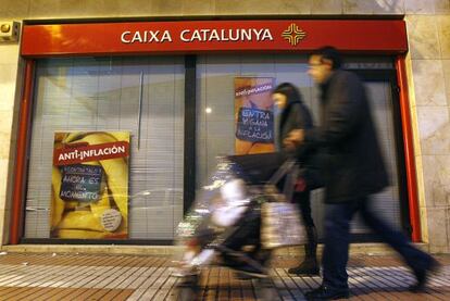 Vista exterior de una oficina de Caixa Catalunya en una calle c&eacute;ntrica de Bacelona.