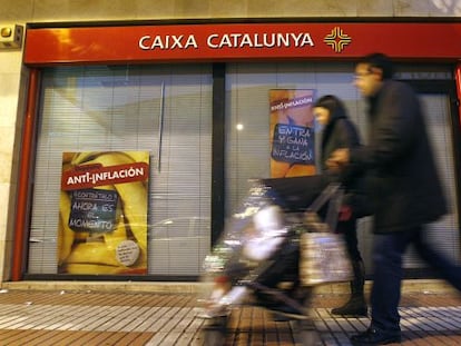 Vista exterior de una oficina de Caixa Catalunya en una calle c&eacute;ntrica de Bacelona.