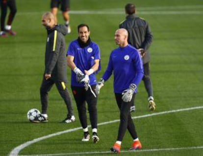 Caballero, junto a Bravo y Guardiola, en el entrenamiento del City. 