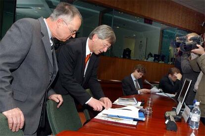 El presidente semestral de la UE, Jean-Claude Juncker (en el centro), junto al ministro alemán Hans Eichel.