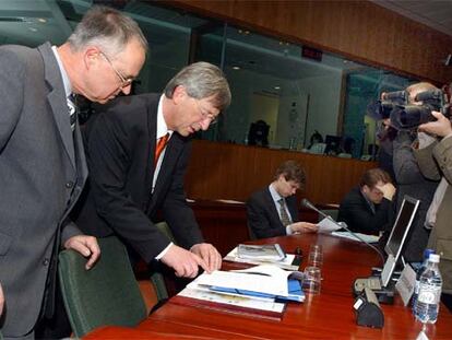 El presidente semestral de la UE, Jean-Claude Juncker (en el centro), junto al ministro alemán Hans Eichel.