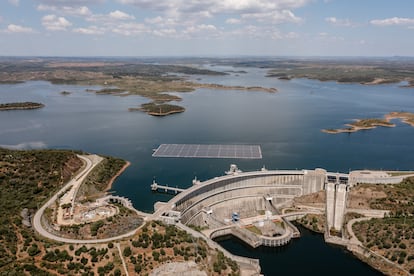 Instalación fotovoltaica flotante del embalse de Alqueva, en Portugal.