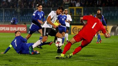 Khedira lucha por la pelota con Matteo Vitaloli.