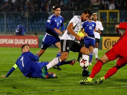 Khedira lucha por la pelota con Matteo Vitaloli.