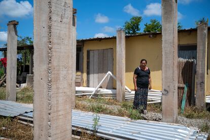 Rosa Iveth muestra la estructura de hormigón de su casa que quedó en pie tras los huracanes Eta e Iota. Todo lo demás fue arrasado por las aguas que alcanzaron más de tres metros de altura.
