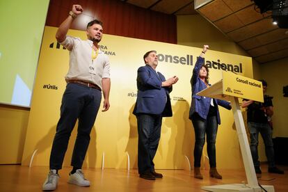 El presidente de ERC, Oriol Junqueras (c), junto a Gabriel Rufián y Teresa Jordà, durante el Consejo Nacional del partido.