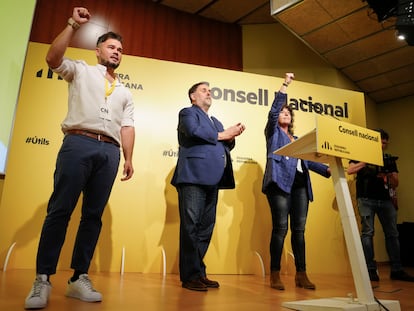 El presidente de ERC, Oriol Junqueras (c), junto a Gabriel Rufián y Teresa Jordà, durante el Consejo Nacional del partido.
