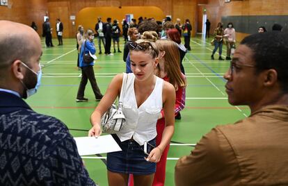 Estudiantes recogen su certificado de secundaria en Londres, el pasado 12 de agosto. 