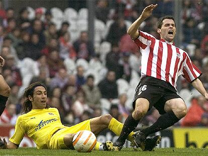 El jugador del Athletic Pablo Orbaiz es entrado en falta por el delantero del Villarreal José María Romero.