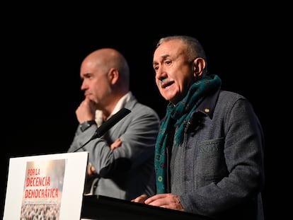 Los secretarios generales de CC OO y UGT, Unai Sordo y Pepe Álvarez, durante la celebración del acto del mundo de la cultura bajo el lema 'Por la Decencia Democrática', este domingo en Madrid.