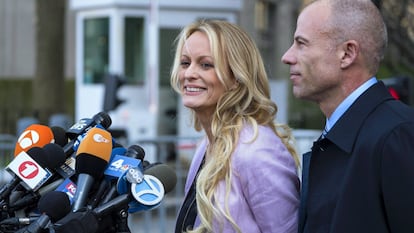 Stormy Daniels se dirige a los medios de comunicación en Nueva York, en abril de 2018.