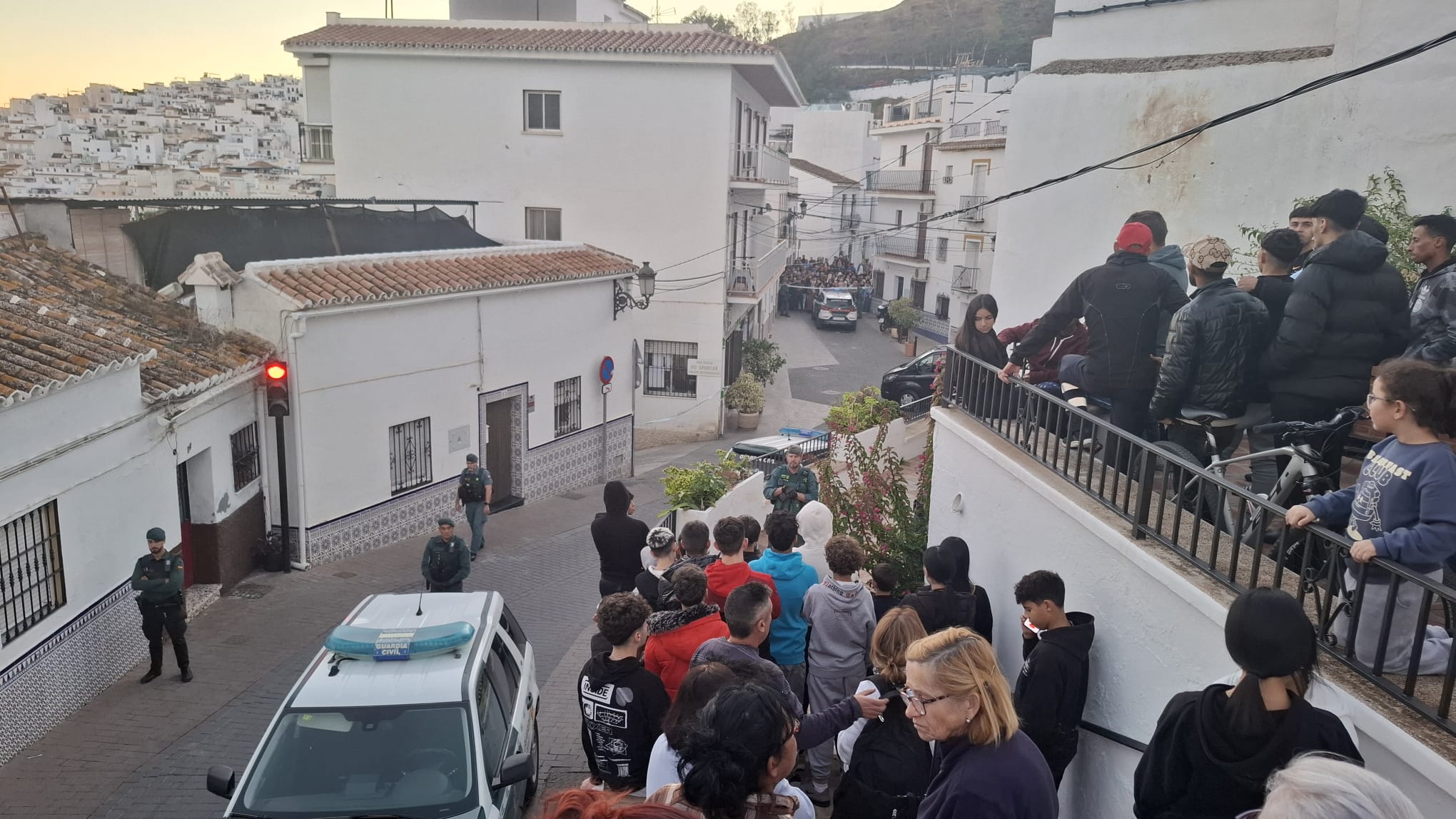Vecinos se congregan en las cercanías de la vivienda de Torrox (Málaga) donde cuatro personas han muerto por inhalación de gas. / NACHO SÁNCHEZ