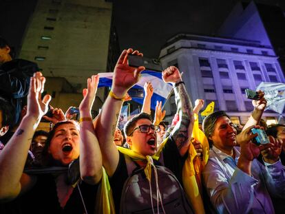 Simpatizantes del candidato presidencial Javier Milei asisten a un acto tras conocerse los resultados de la primera vuelta de las elecciones argentinas.