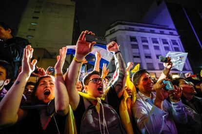 Simpatizantes del candidato presidencial Javier Milei asisten a un acto tras conocerse los resultados de la primera vuelta de las elecciones argentinas.