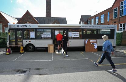 Un grupo de ciudadanos llegan a una mesa electoral ubicada en un autobús en la localidad de Kingston-Upon-Hull (Inglaterra).