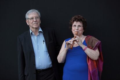 Estudió filosofía y literatura en la Universidad Hebrea de Jerusalén. En la imagen, Amos Oz junto a su esposa Nili Oz en el Festival Internacional de Roma Letterature, en la Basílica de Majencio, el 7 de junio de 2012.