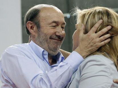 El secretario general del PSOE, Alfredo Pérez Rubalcaba y la cabeza de lista del PSOE al Parlamento Europeo, Elena Valenciano, durante el acto de cierre de campaña socialista a las elecciones europeas en Madrid