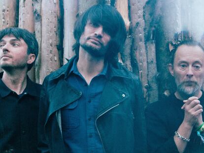 Los integrantes de The Smile, nuevo grupo de Thom Yorke y Jonny Greenwood, en un retrato promocional.