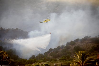 Un helicóptero trabaja en la extinción del incendio declarado este martes en la sierra de Córdoba.