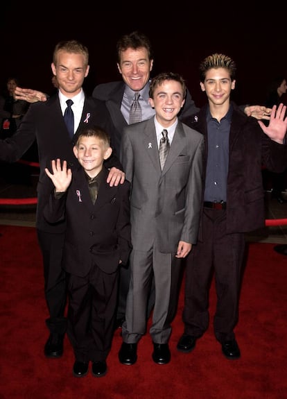 Chris Masterson, Erik Per Sullivan, Bryan Cranston, Frankie Muniz y Justin Berfield, protagonistas de 'Malcolm', en los premios Emmy de 2001.