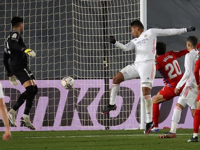 Casemiro remata de cabeza el 1-0 ante el Granada.