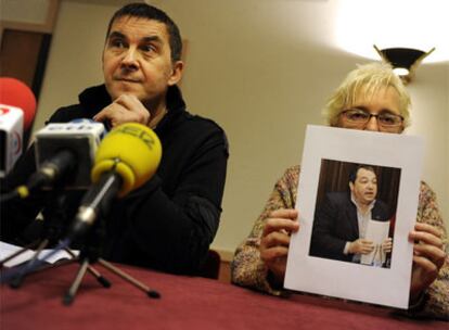 Rueda de prensa de Otegi junto a Arantza Urkaregi, que sostiene una foto del dirigente 'abertzale' preso Pernado Barrena