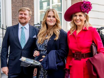 Los reyes de Holanda, Guillermo y Máxima, con su hija Amalia durante el primer discurso de la joven ante el Consejo de Estado de los Países Bajos, en La Haya, el 8 de diciembre de 2021.