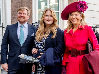 Los reyes de Holanda, Guillermo y Máxima, con su hija Amalia durante el primer discurso de la joven ante el Consejo de Estado de los Países Bajos, en La Haya, el 8 de diciembre de 2021.