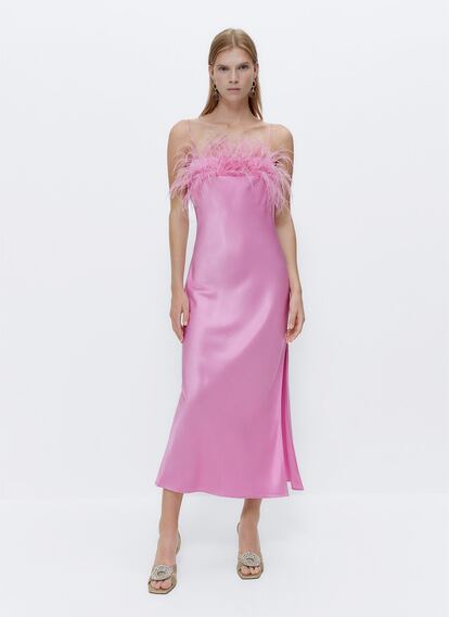 Si tienes boda a la vista o cualquier otra celebración especial asegúrate de incluir en tu armario un vestido con plumas como este, de tipo lencero en rosa chicle, de Uterqüe.

129€