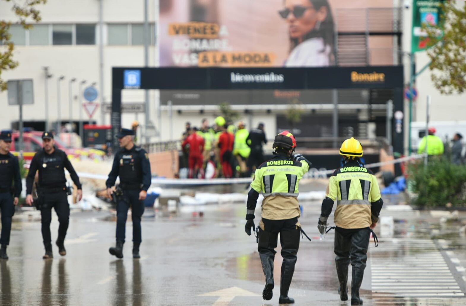 Bomberos y agentes de la Policía Nacional, este lunes frente al aparcamiento subterráneo del centro comercial de Bonaire, en Aldaia (Valencia).