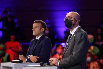 Emmanuel Macron y el presidente del Consejo Europeo, Charles Michel, en el encuentro en París este miércoles.