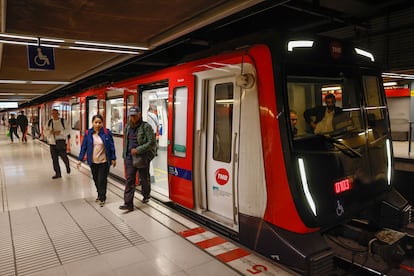El metro de Barcelona, anoche, que pudo restablecer el servicio después de recuperar el suministro eléctrico.