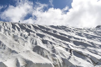 “Globalmente, cada año perdemos tres veces el volumen de hielo almacenado en todos los Alpes europeos”, lamenta un científico.
