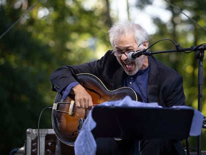 El guitarrista estadounidense Marc Ribot durante su actuación en el museo Chillida Leku de Hernani (Gipuzkoa), en el marco de la 56ª edición del Festival de Jazz de San Sebastián.