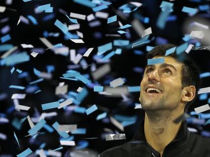 Novak Djokovic bañado en confeti tras ganar la Copa de Maestros. 