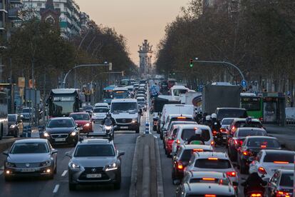 Tráfico en la Gran Vía de Barcelona, en junio, tras la primera oleada del coronavirus.