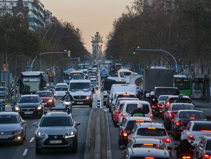 Tráfico en la Gran Vía de Barcelona, en junio, tras la primera oleada del coronavirus.