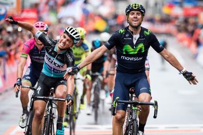 Alejandro Valverde comienza a levantar victorioso los brazos ante la desesperación del segundo, Alaphilippe.